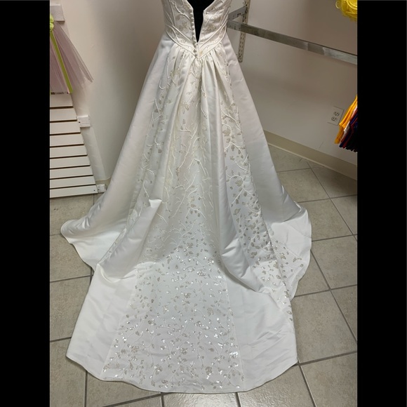 Size 4 Oleg Cassini Off White Beaded Button Back Wedding Gown Dress w/train - Picture 6 of 7